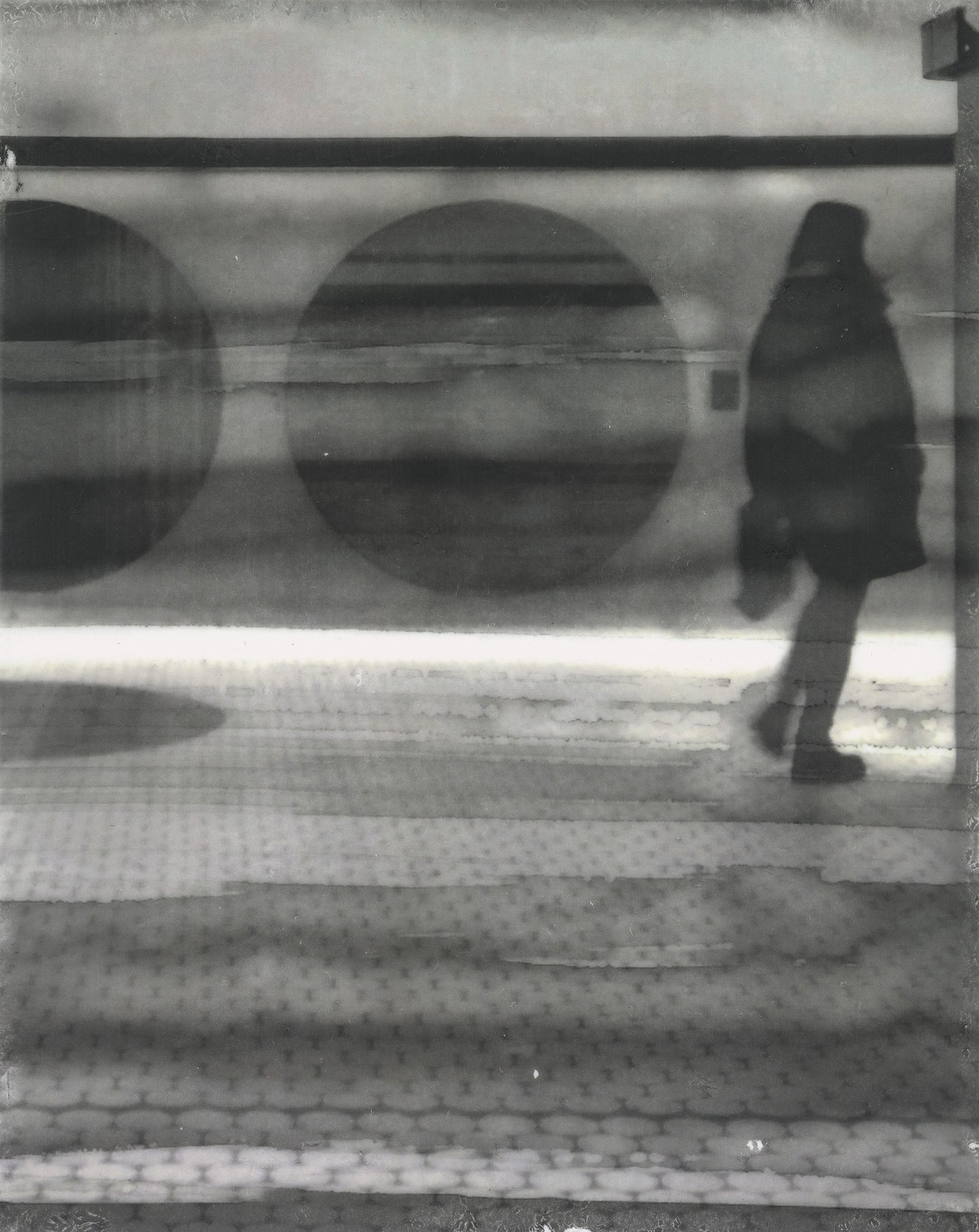 Load image into Gallery viewer, Passage 24,  Peel Metro Station (Jean-Paul Mousseau, Circles, 1966)
